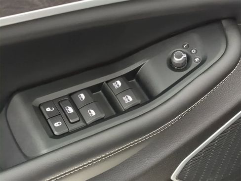 Used 2023 Jeep Grand Cherokee w/ Luxury Tech Group II image 16