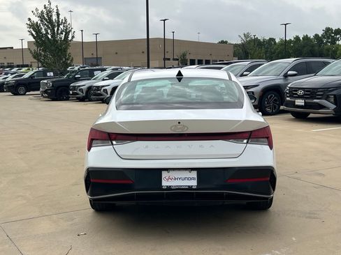 Used 2025 Hyundai Elantra SEL FWD image 11