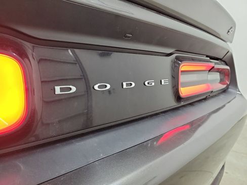 Used 2019 Dodge Challenger SXT image 9