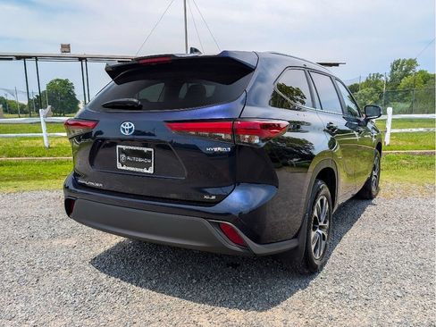 Used 2023 Toyota Highlander XLE AWD/4WD image 5