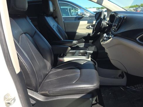 Used 2023 Chrysler Pacifica Touring-L image 13