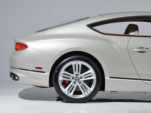 Used 2022 Bentley Continental GT image 15