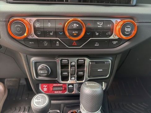 Used 2025 Jeep Gladiator Mojave w/ Convenience Group image 20