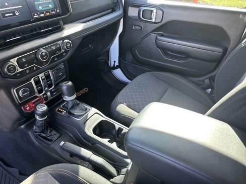 Used 2024 Jeep Gladiator Mojave AWD/4WD image 21