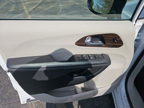 Used 2024 Chrysler Pacifica Limited w/ Trailer Tow Group AWD/4WD image 19