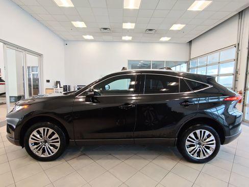 Used 2024 Toyota Venza XLE image 6