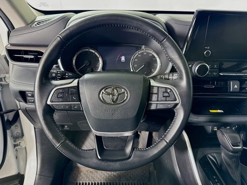 Used 2023 Toyota Highlander XLE image 12