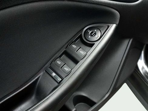 Used 2018 Ford Focus SE w/ Cold Weather Package FWD image 14