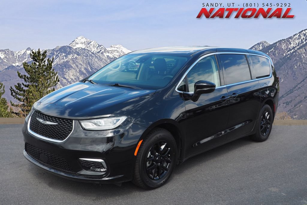 Used 2024 Chrysler Pacifica Touring-L FWD image 1