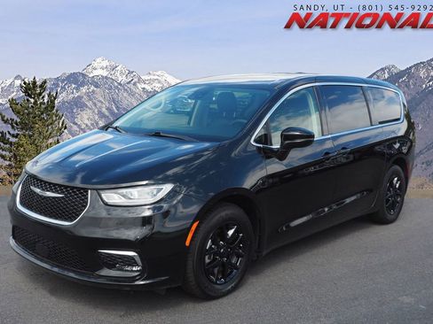 Used 2024 Chrysler Pacifica Touring-L FWD image 1