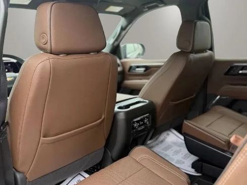 Used 2025 Chevrolet Tahoe High Country AWD/4WD image 18