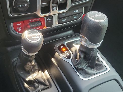 Used 2025 Jeep Gladiator Mojave AWD/4WD image 25