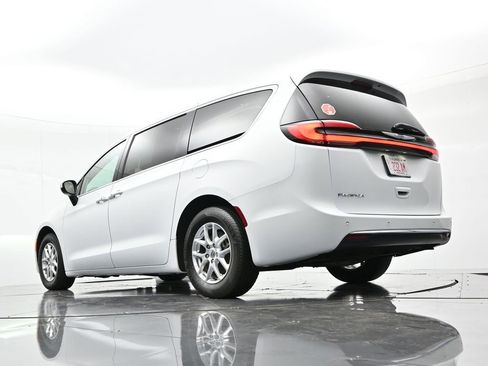 Used 2023 Chrysler Pacifica Touring-L FWD image 33