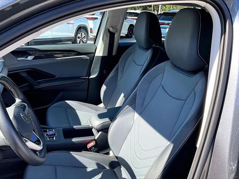 Certified 2025 Volkswagen Tiguan SE image 21