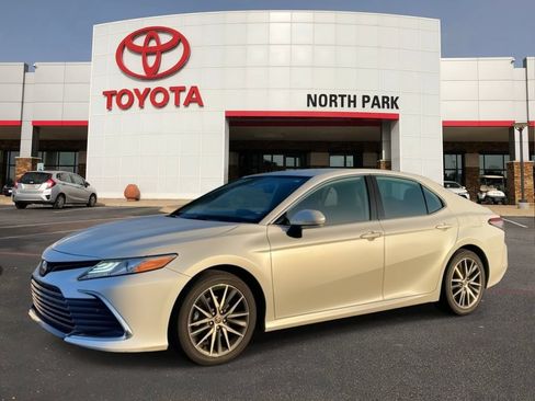 Used 2023 Toyota Camry XLE w/ Cold Weather Package FWD image 1