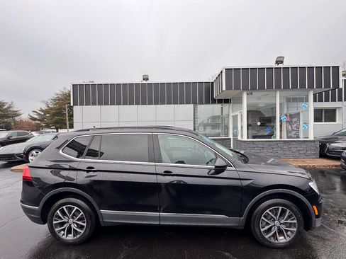 Used 2018 Volkswagen Tiguan SE w/ Panoramic Sunroof Package image 9