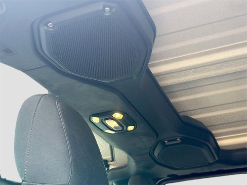 Used 2020 Jeep Wrangler Unlimited Sahara image 19