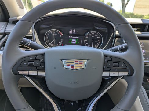 Used 2023 Cadillac XT6 Premium Luxury FWD image 25