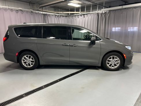 Used 2023 Chrysler Pacifica Touring-L FWD image 8