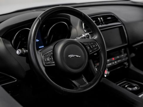 Used 2019 Jaguar F-PACE Premium image 11
