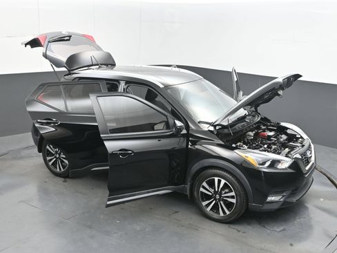 Used 2018 Nissan Kicks SR FWD image 39