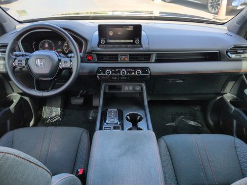 Used 2025 Honda Pilot Sport image 15