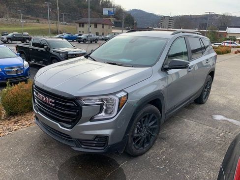 Used 2024 GMC Terrain SLE w/ Driver Convenience Package image 28