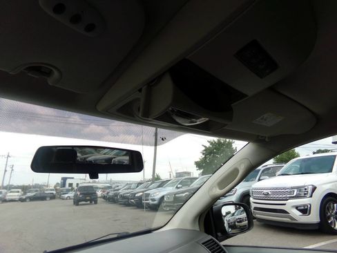 Used 2010 Chrysler Town & Country Touring FWD image 11