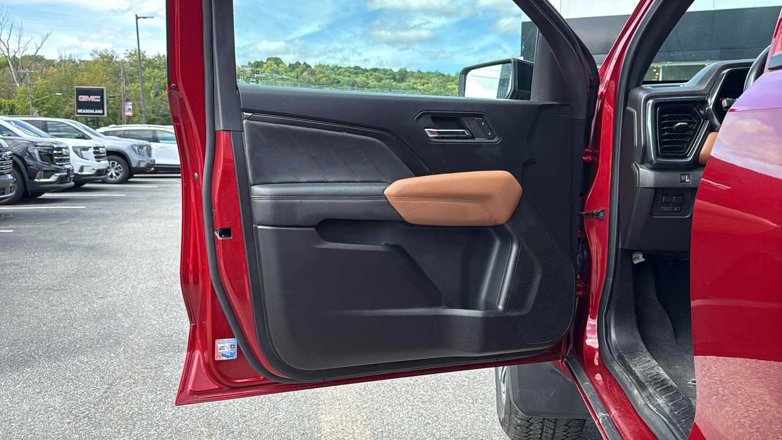 Used 2024 GMC Canyon AT4 AWD/4WD image 12