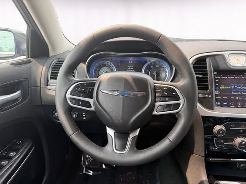 Used 2023 Chrysler 300 Touring RWD image 12