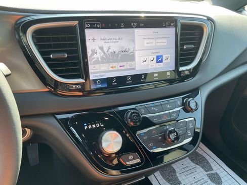 Used 2025 Chrysler Pacifica Select FWD image 23