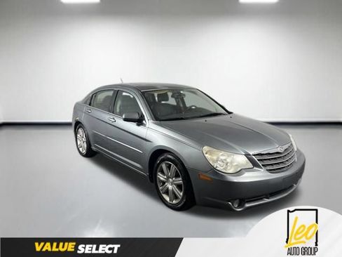 Used 2010 Chrysler Sebring Touring w/ Hands-Free Convenience Group FWD image 4
