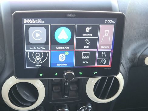Used 2017 Jeep Wrangler Unlimited Rubicon w/ Connectivity Group AWD/4WD image 17