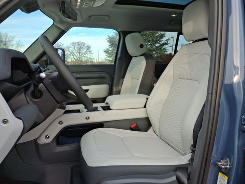 New 2026 Land Rover Defender 110 X-Dynamic SE image 3