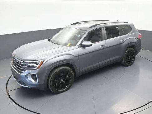 Used 2024 Volkswagen Atlas SE w/ Panoramic Sunroof Package FWD image 48