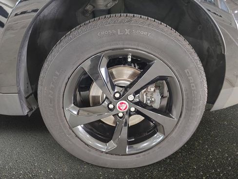 Used 2020 Jaguar F-PACE Premium image 32