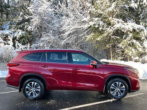 Used 2022 Toyota Highlander XLE image 6