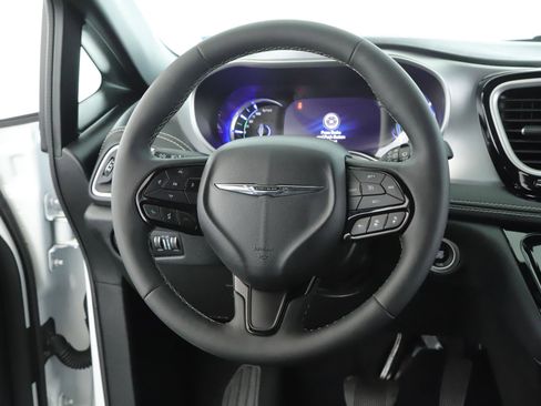 Used 2022 Chrysler Pacifica Touring-L w/ S Appearance Package image 5