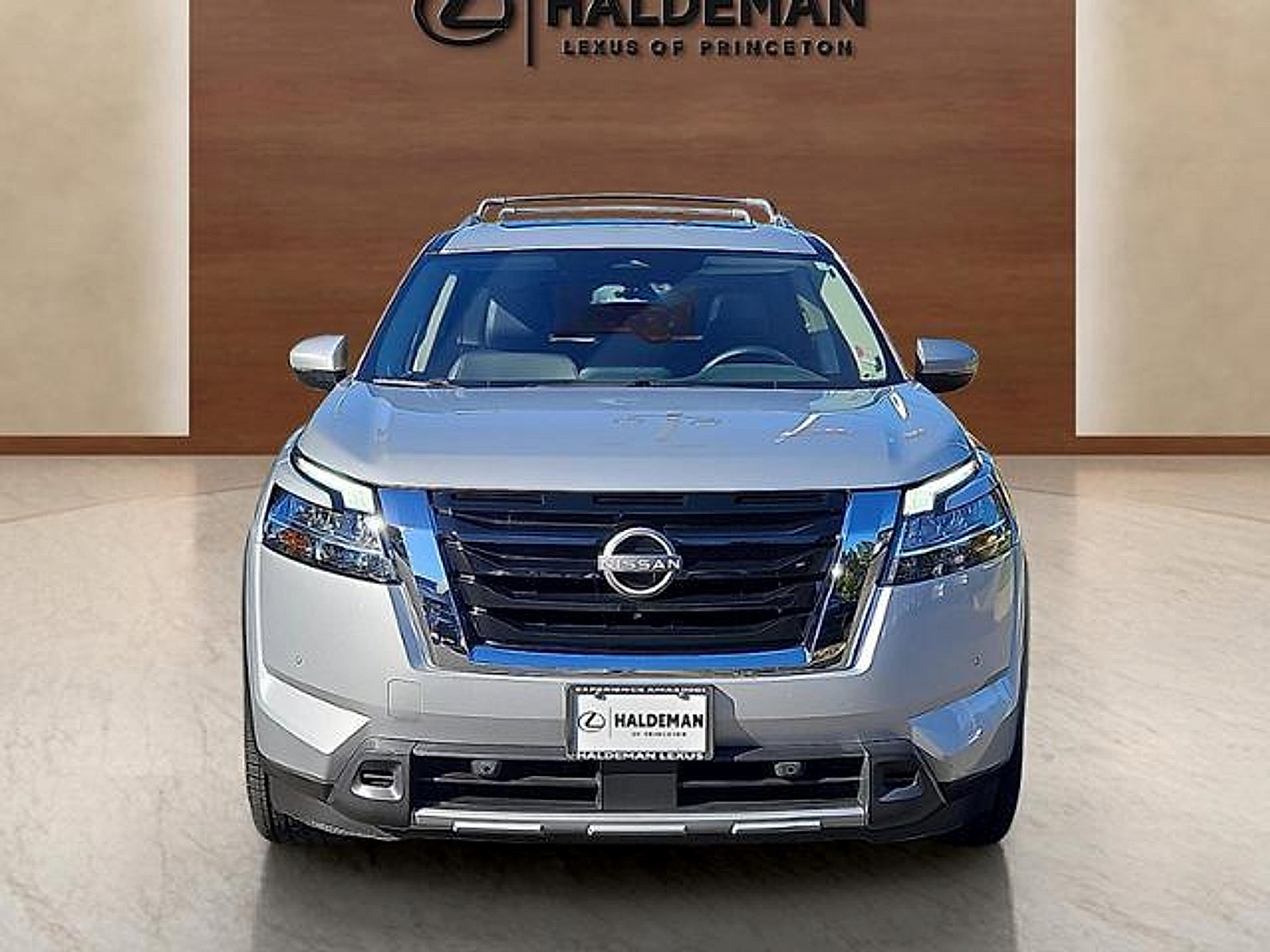 Used 2023 Nissan Pathfinder SL w/ SL Premium Package AWD/4WD image 2