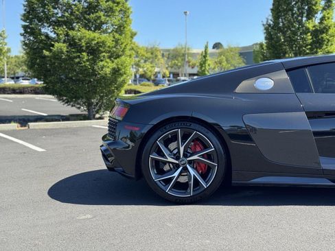 Used 2022 Audi R8 V10 w/ Premium Package RWD image 33