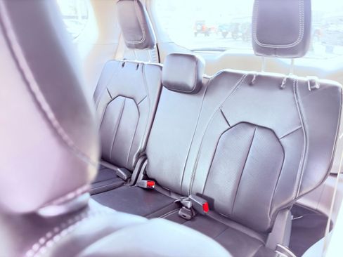 Used 2024 Chrysler Pacifica Touring-L image 13