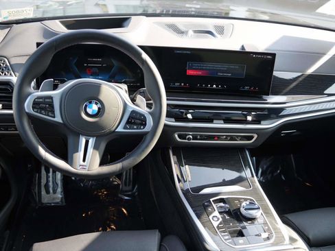 Used 2025 BMW X7 M60i image 8