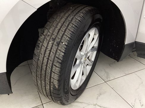 Used 2021 Chevrolet Equinox LS image 42