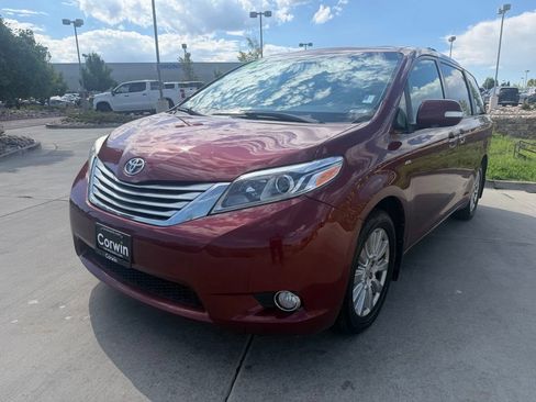 Used 2017 Toyota Sienna Limited AWD/4WD image 3