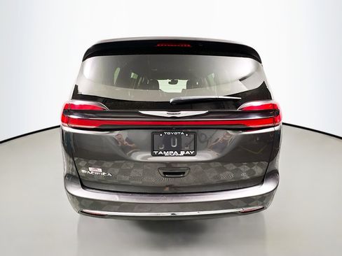 Used 2022 Chrysler Pacifica Touring-L image 6