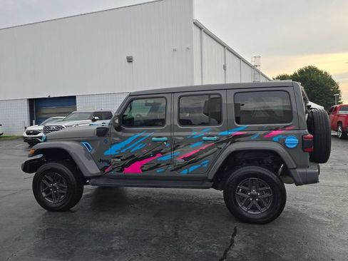 Used 2022 Jeep Wrangler Unlimited Sahara AWD/4WD image 6