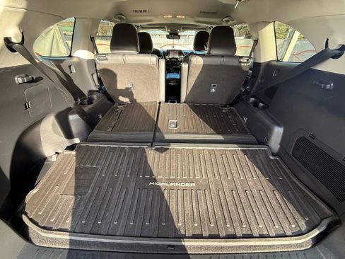 Used 2021 Toyota Highlander XLE image 22