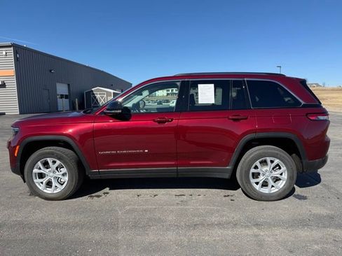 Used 2024 Jeep Grand Cherokee Limited w/ Luxury Tech Group II image 4