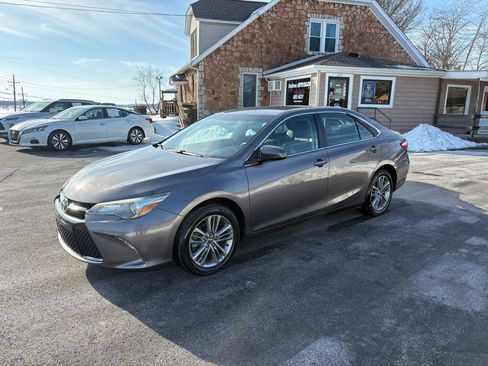 Used 2016 Toyota Camry SE image 1