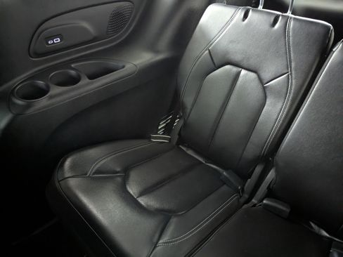 Used 2022 Chrysler Pacifica Touring-L w/ Uconnect Theater Family Group AWD/4WD image 15